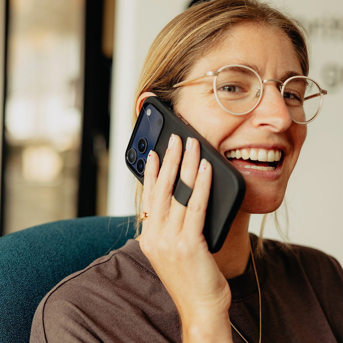 Peak Design｜エブリデイ ループケース iPhone 17 Pro / Pro Max クラリーノ｜雑貨｜ブラック｜モデル着用