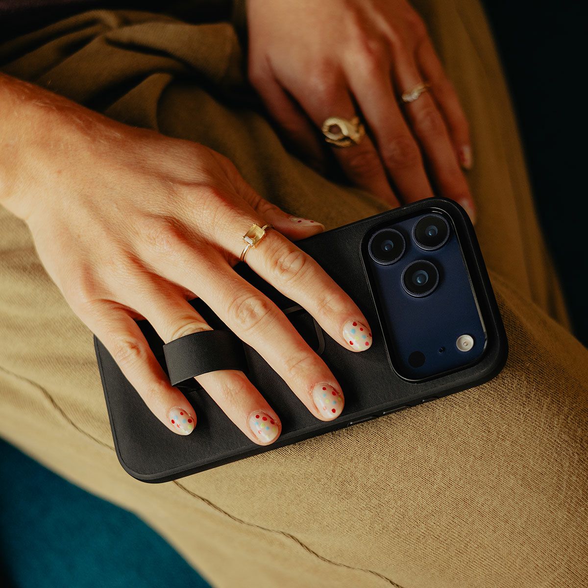 Peak Design｜エブリデイ ループケース iPhone 17 Pro / Pro Max クラリーノ｜雑貨｜ブラック｜モデル着用