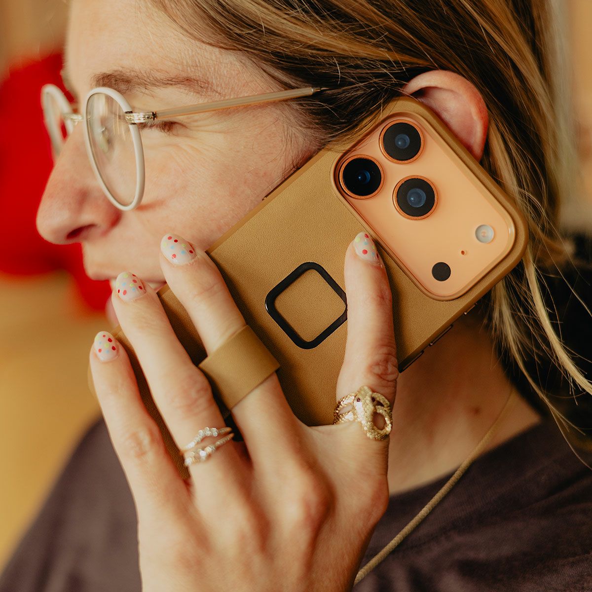 Peak Design｜エブリデイ ループケース iPhone 17 Pro / Pro Max クラリーノ｜雑貨｜タン｜モデル着用