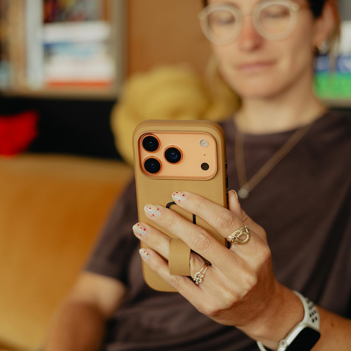 Peak Design｜エブリデイ ループケース iPhone 17 Pro / Pro Max クラリーノ｜雑貨｜タン｜モデル着用