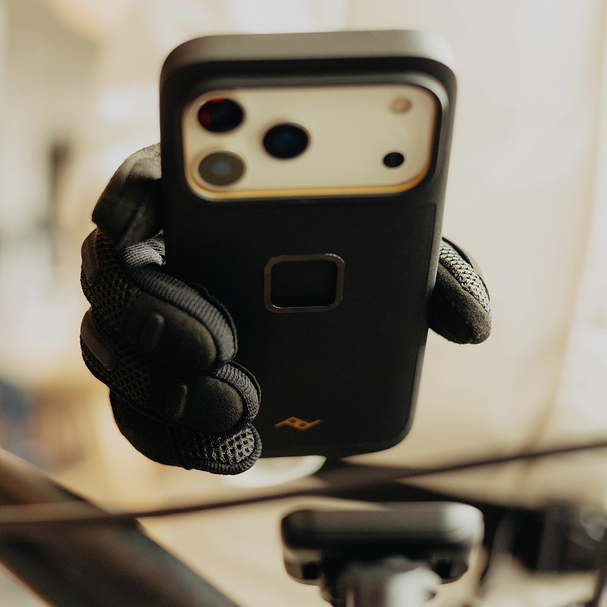 Peak Design｜ナー ケース iPhone 17 Pro / Pro Max｜雑貨｜ブラック｜モデル着用