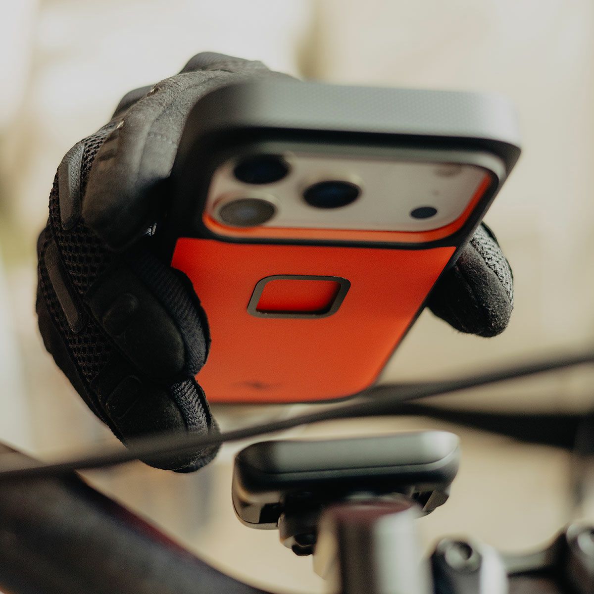 Peak Design｜ナー ケース iPhone 17 Pro / Pro Max｜雑貨｜アイビス｜モデル着用