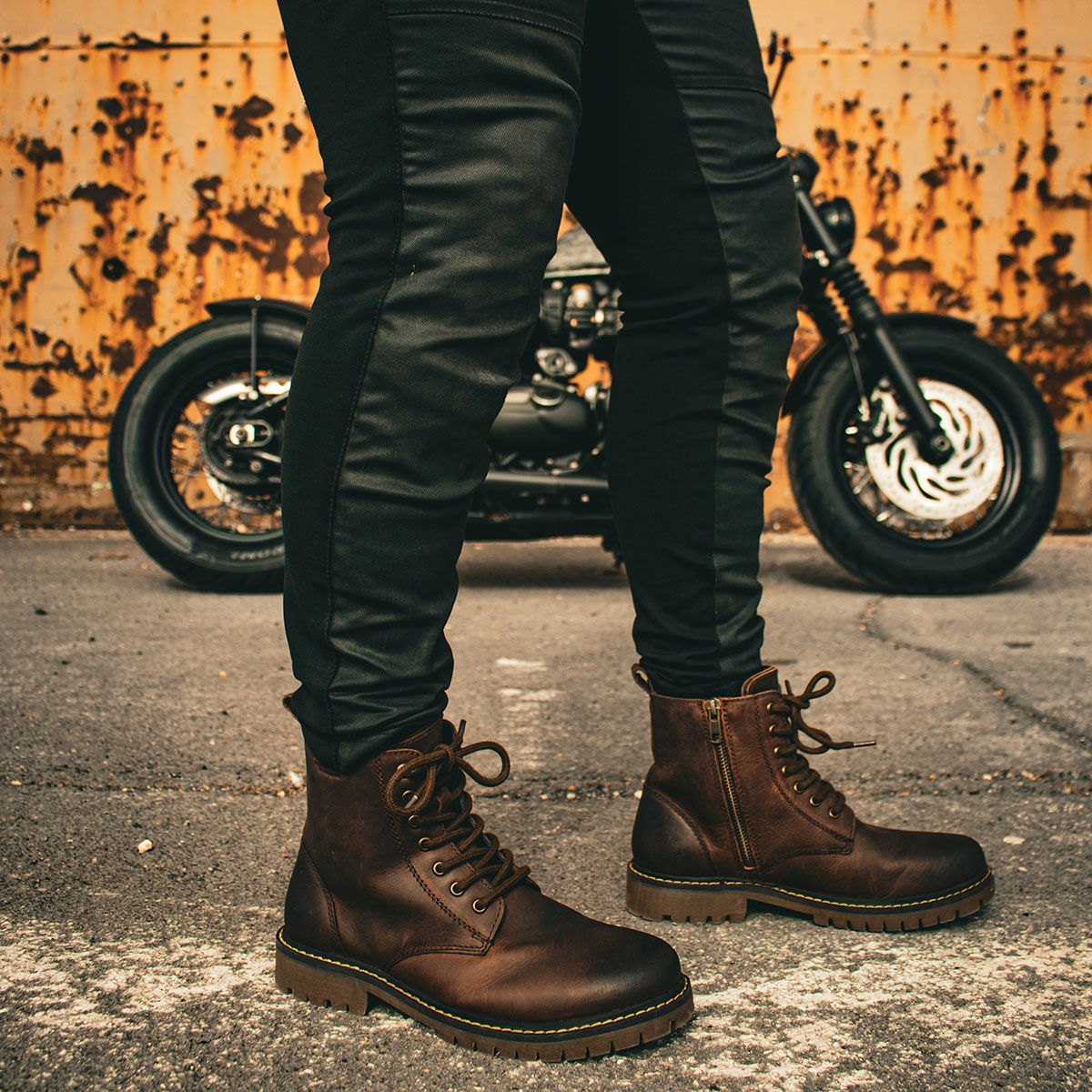 Trip Machine｜ヘルキャット ライディングブーツ ウーマン｜シューズ｜モカ｜モデル着用