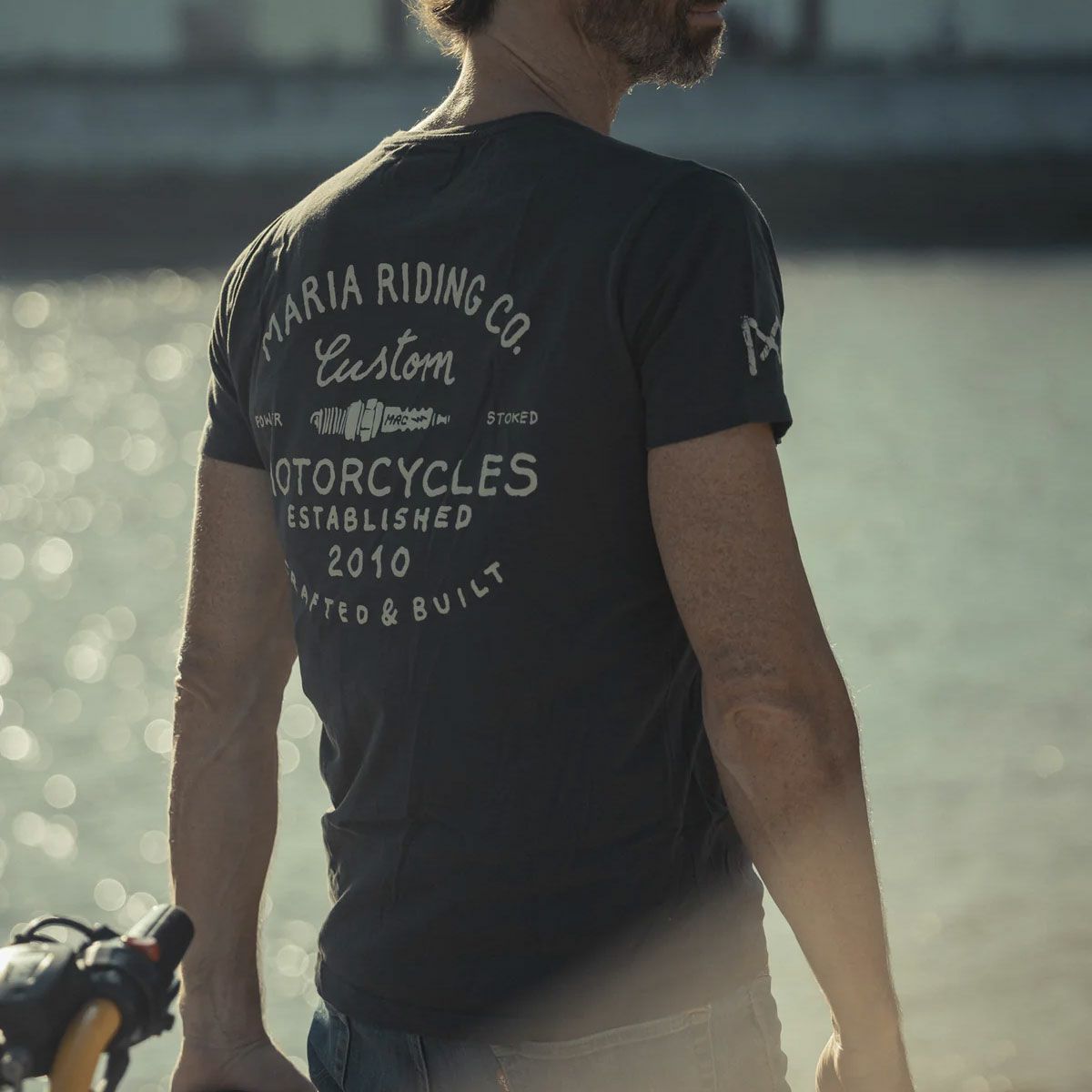 Maria Riding Company｜ハンドクラフト Tシャツ｜トップス｜ダークグレー｜モデル着用