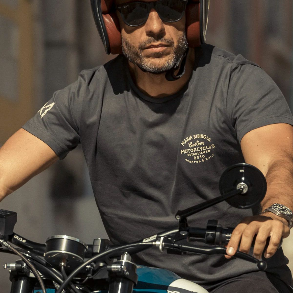 Maria Riding Company｜ハンドクラフト Tシャツ｜トップス｜ダークグレー｜モデル着用