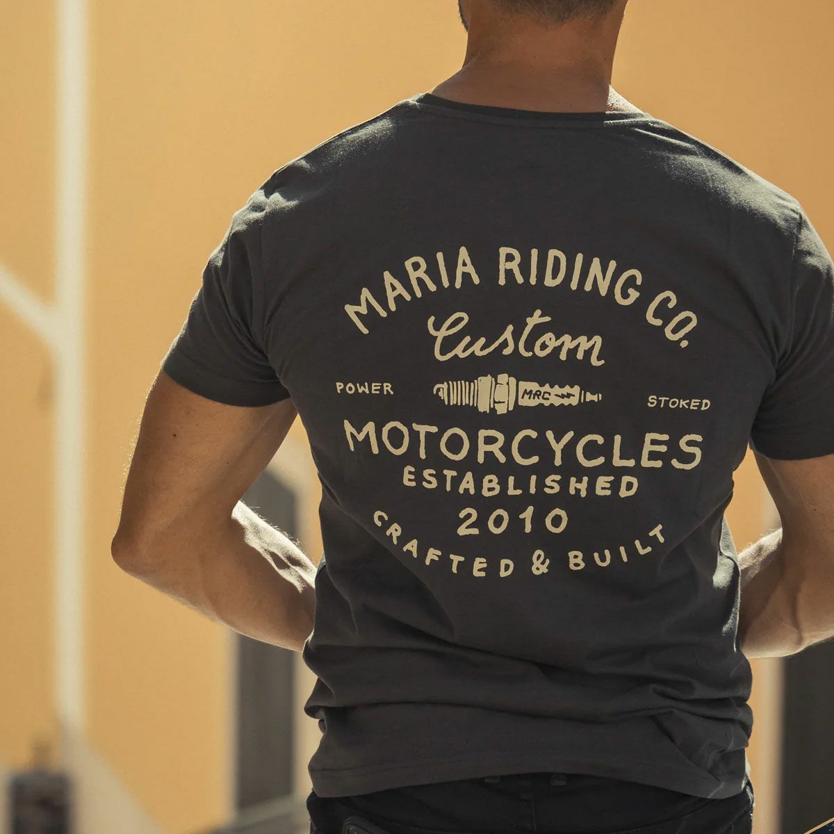 Maria Riding Company｜ハンドクラフト Tシャツ｜トップス｜ダークグレー｜モデル着用