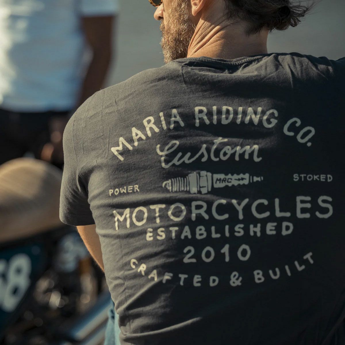 Maria Riding Company｜ハンドクラフト Tシャツ｜トップス｜ダークグレー｜モデル着用