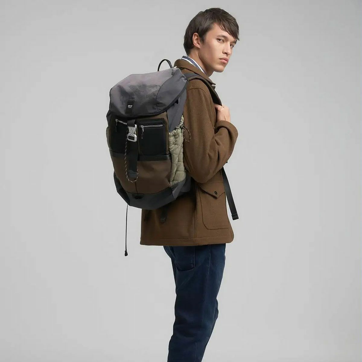 REPLAY｜マルチカラー バックパック｜バックパック｜ブレーケン×ブラックサンド×ローレル｜モデル着用