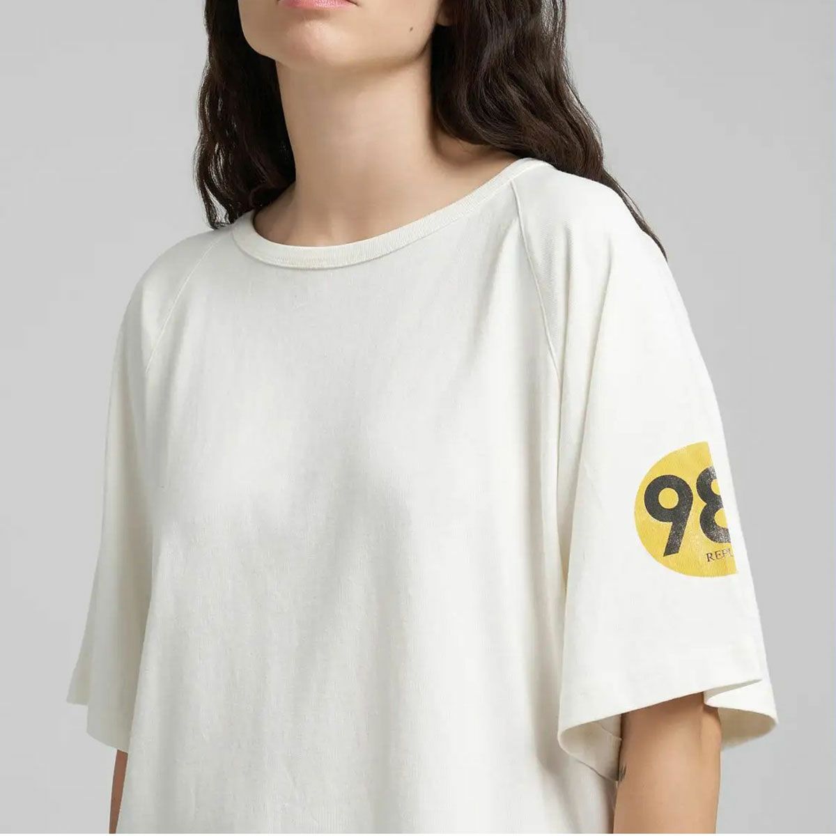 REPLAY｜オーバーサイズ コットン Tシャツ｜トップス｜ナチュラルホワイト｜モデル着用