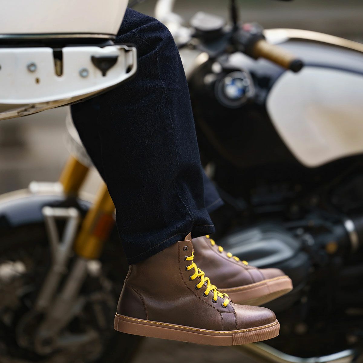 Trip Machine｜ESC メンズ ライディング スニーカー｜シューズ｜モカ｜モデル着用