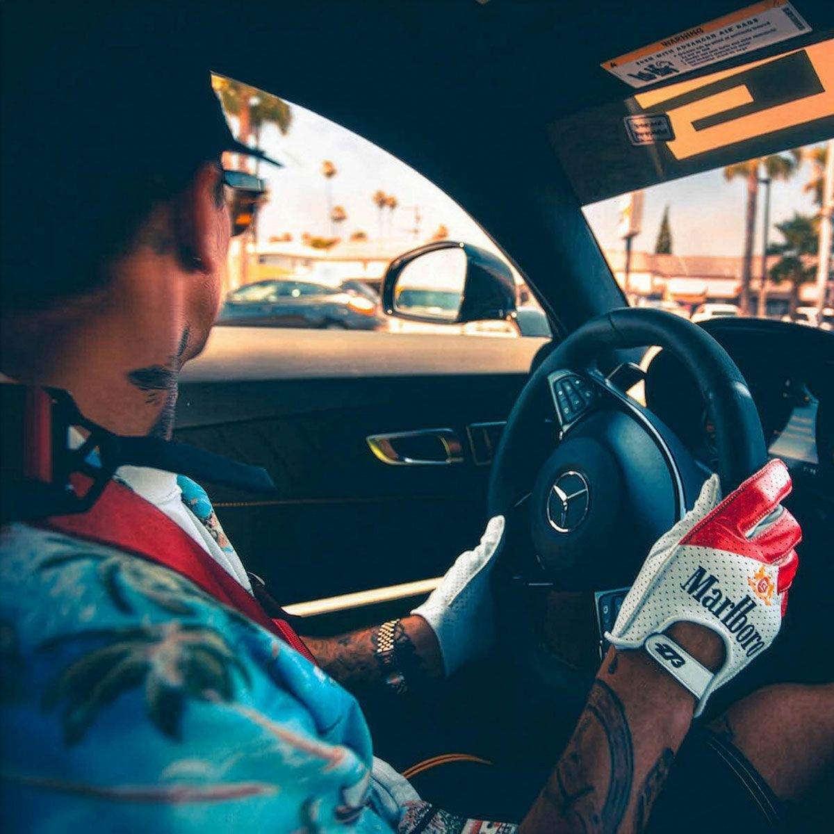 Minus 273｜PMI トリビュート レザードライビンググローブ｜グローブ｜ホワイト×レッド｜モデル着用