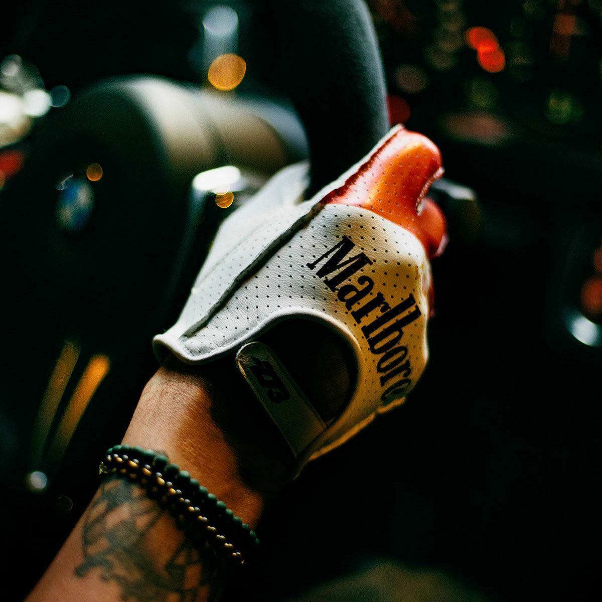 Minus 273｜PMI トリビュート レザードライビンググローブ｜グローブ｜ホワイト×レッド｜モデル着用