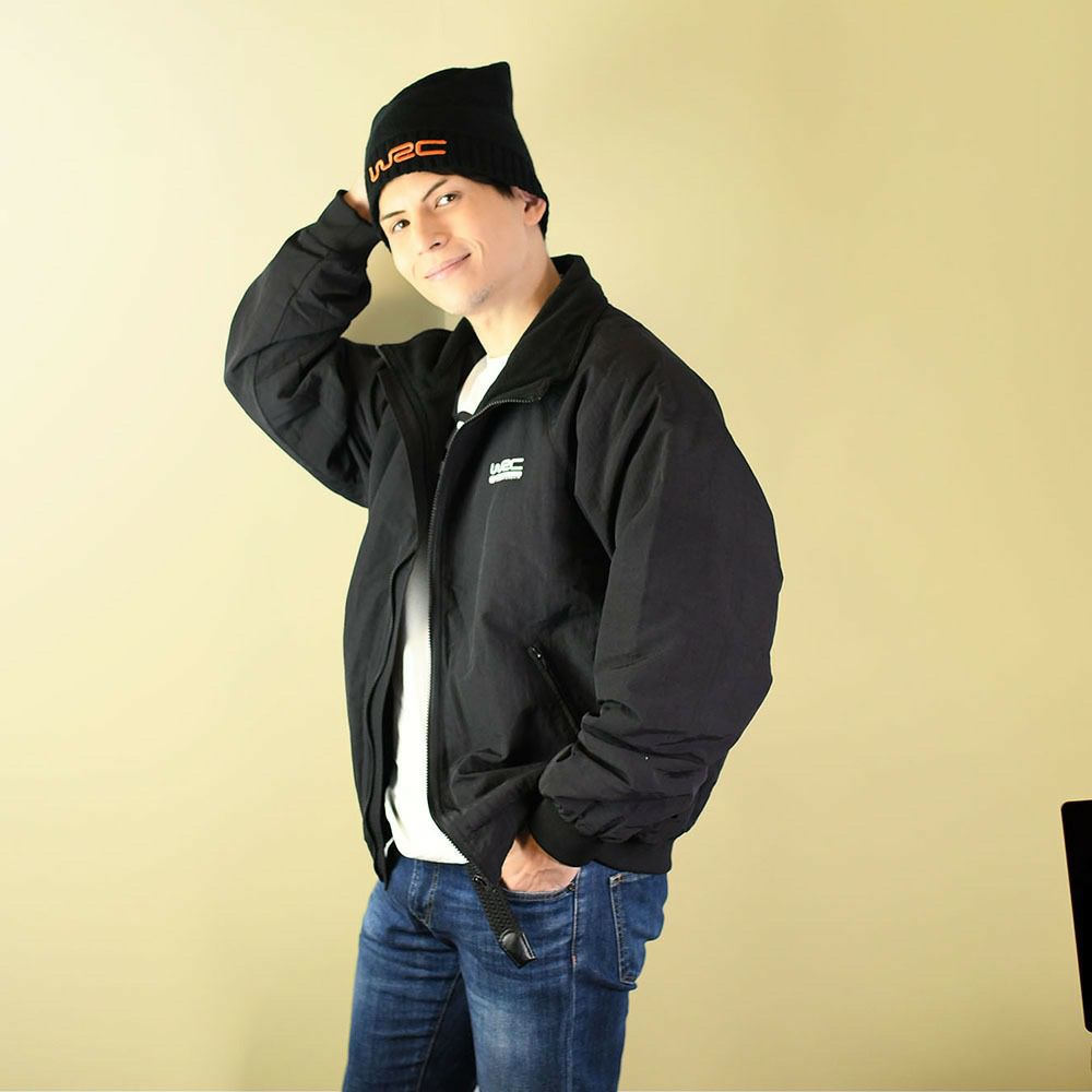 WRC｜WRCブルゾン’25｜ウェア｜ブラック｜モデル着用