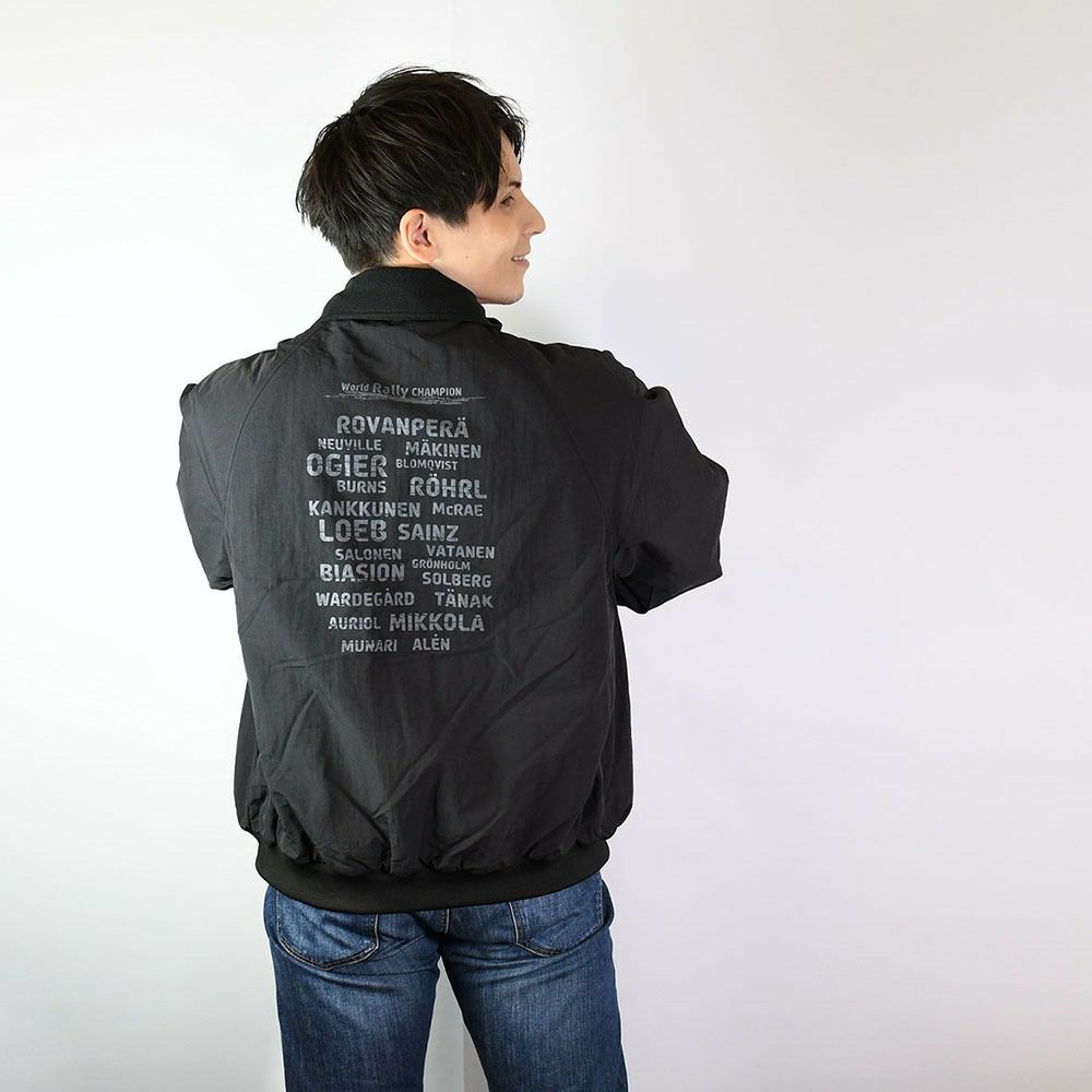 WRC｜WRCブルゾン’25｜ウェア｜ブラック｜モデル着用