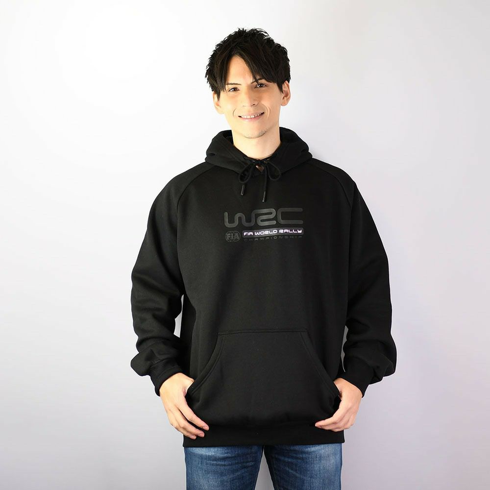 WRC｜WRCベーシックフーディー｜ウェア｜ブラック｜モデル着用