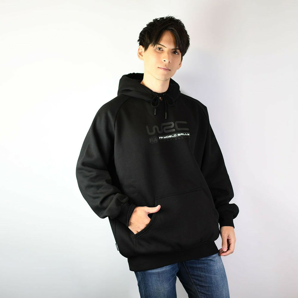 WRC｜WRCベーシックフーディー｜ウェア｜ブラック｜モデル着用