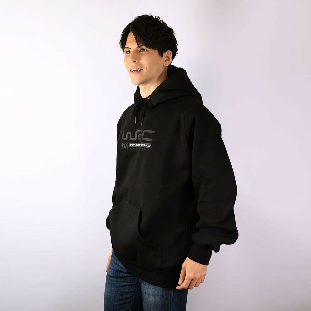 WRC｜WRCベーシックフーディー｜ウェア｜ブラック｜モデル着用