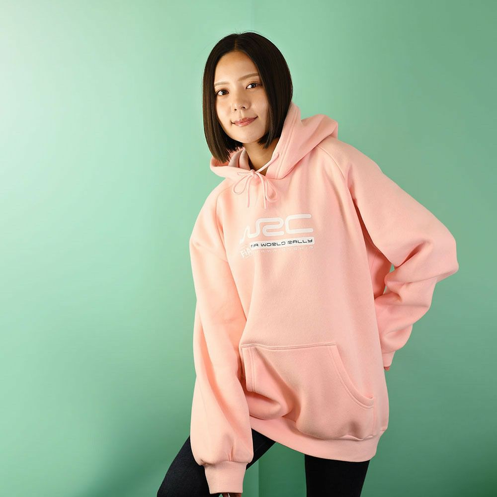 WRC｜WRCベーシックフーディー｜ウェア｜ピンク｜モデル着用