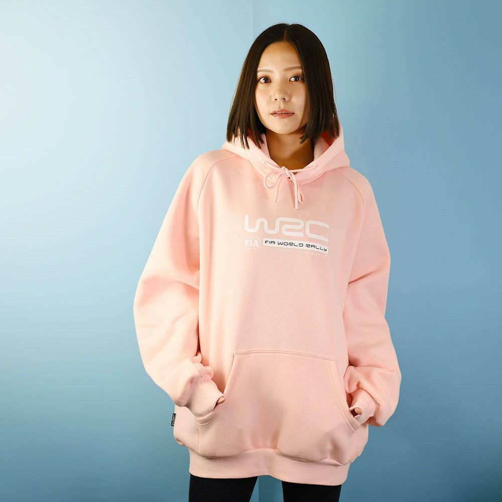 WRC｜WRCベーシックフーディー｜ウェア｜ピンク｜モデル着用
