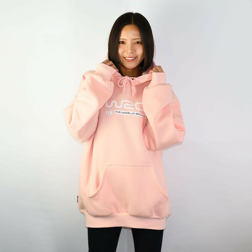 WRC｜WRCベーシックフーディー｜ウェア｜ピンク｜モデル着用