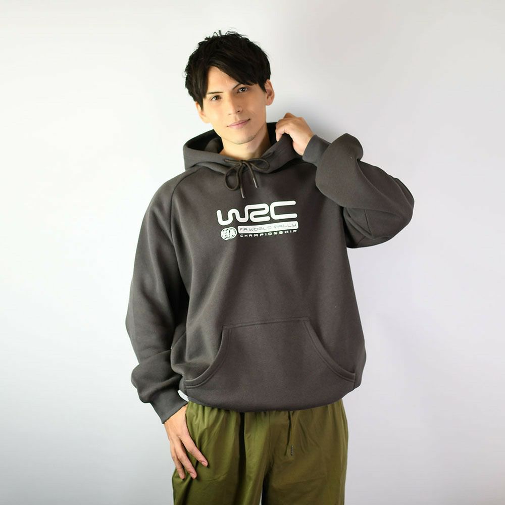 WRC｜WRCベーシックフーディー｜ウェア｜チャコールグレー｜モデル着用