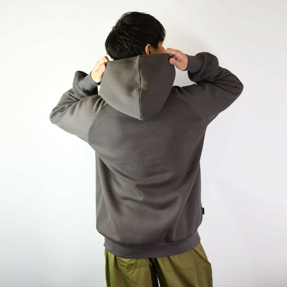 WRC｜WRCベーシックフーディー｜ウェア｜チャコールグレー｜モデル着用