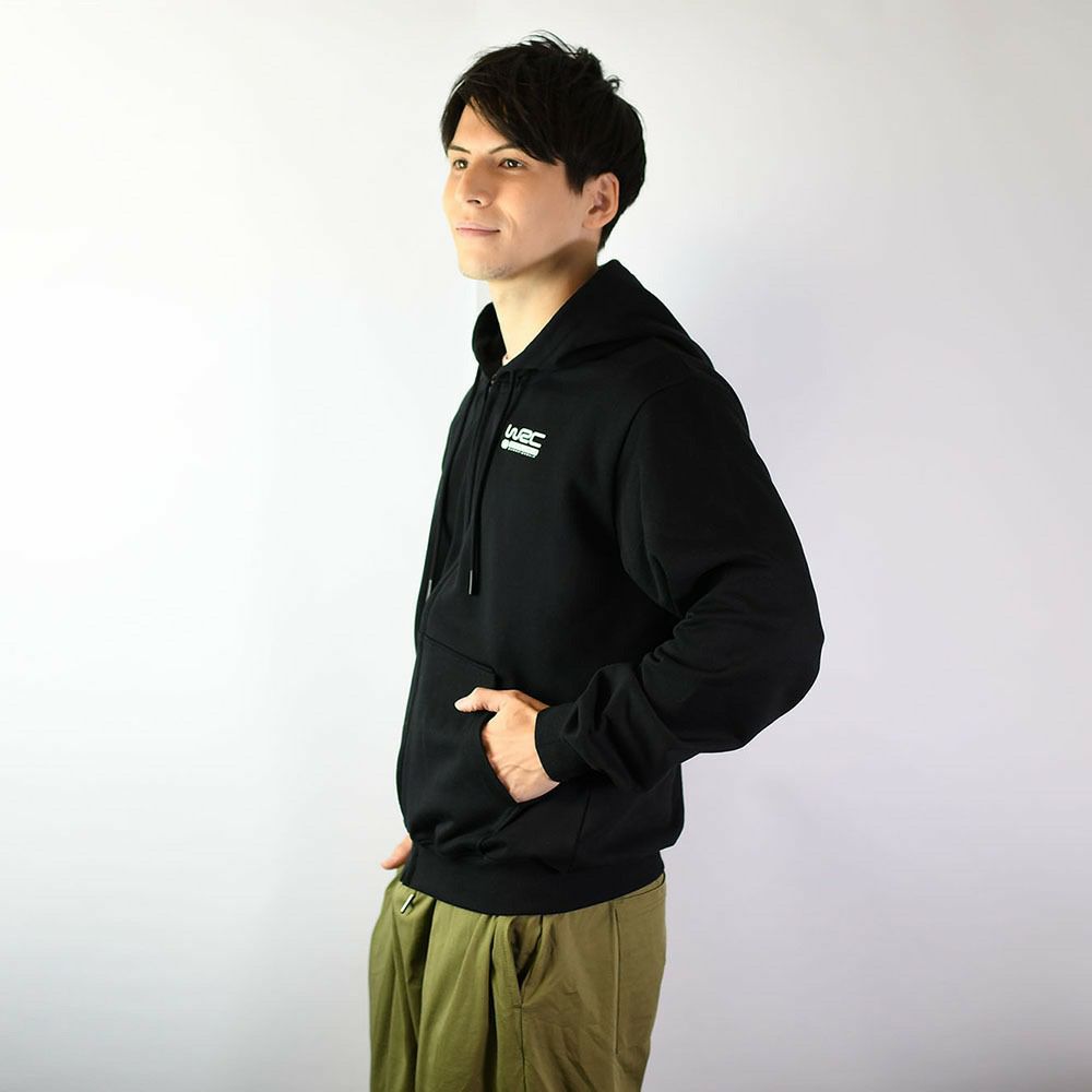 WRC｜ZIPフーディーMonte Carlo｜ウェア｜ブラック｜モデル着用