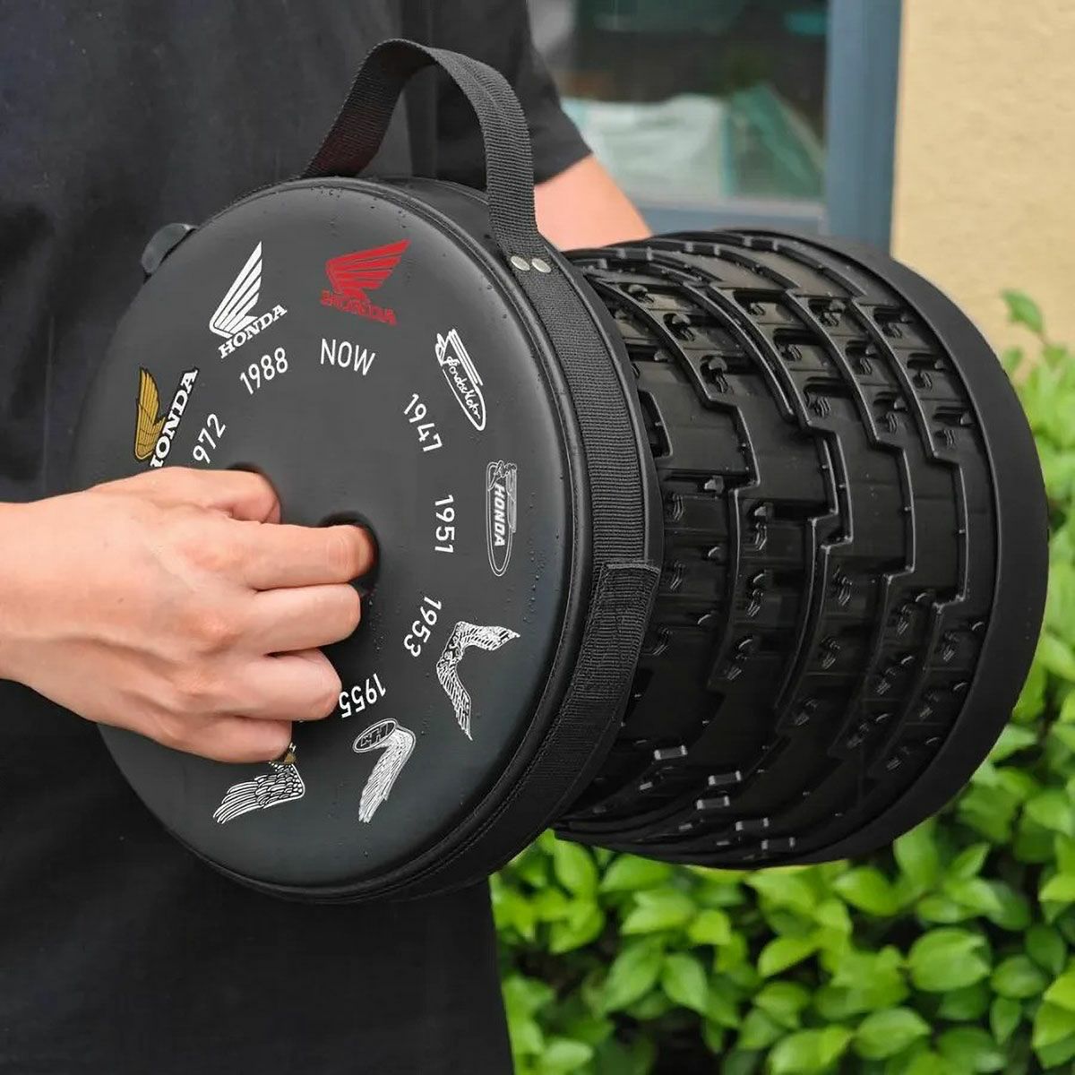 Cassette Car Products｜折り畳み椅子 デザイン ホンダウイングヒストリー イス スツール｜雑貨｜使用イメージ