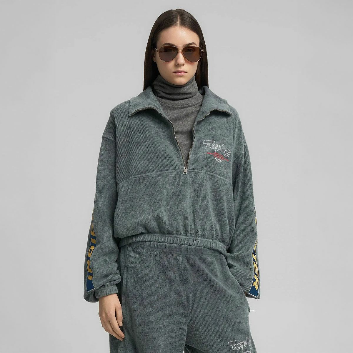 REPLAY｜ハイネック ハーフジップ スウェットシャツ｜トップス｜ブラックボード｜モデル着用