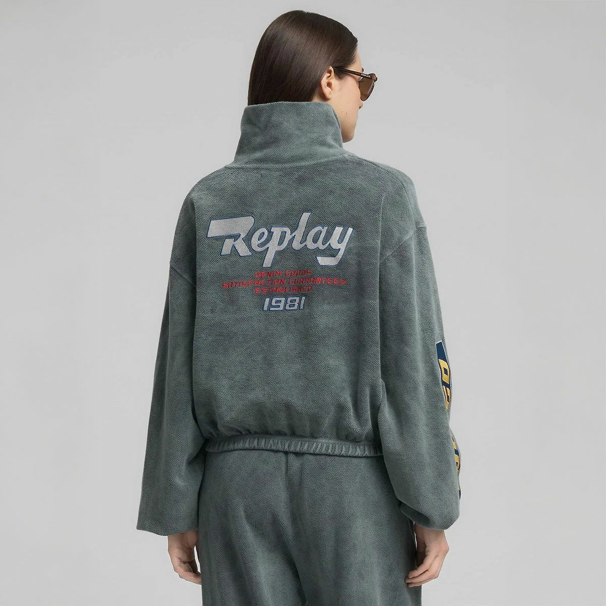 REPLAY｜ハイネック ハーフジップ スウェットシャツ｜トップス｜ブラックボード｜モデル着用