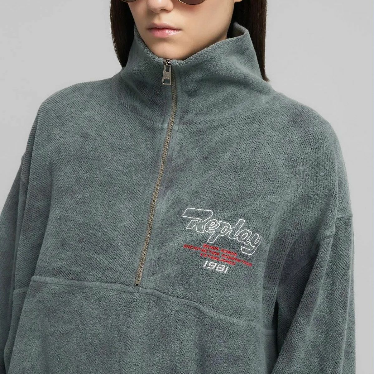 REPLAY｜ハイネック ハーフジップ スウェットシャツ｜トップス｜ブラックボード｜モデル着用