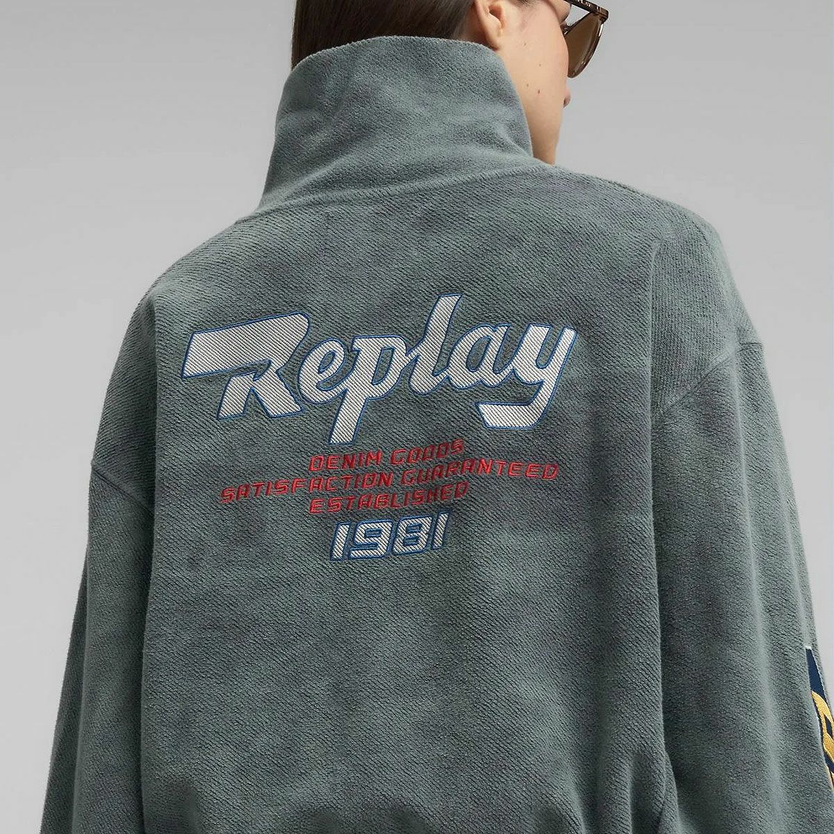 REPLAY｜ハイネック ハーフジップ スウェットシャツ｜トップス｜ブラックボード｜モデル着用