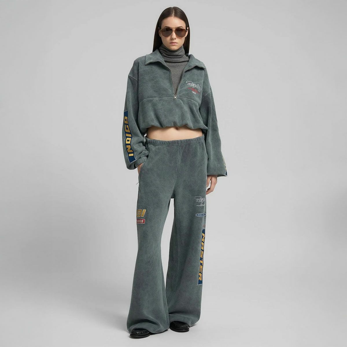 REPLAY｜ハイネック ハーフジップ スウェットシャツ｜トップス｜ブラックボード｜モデル着用