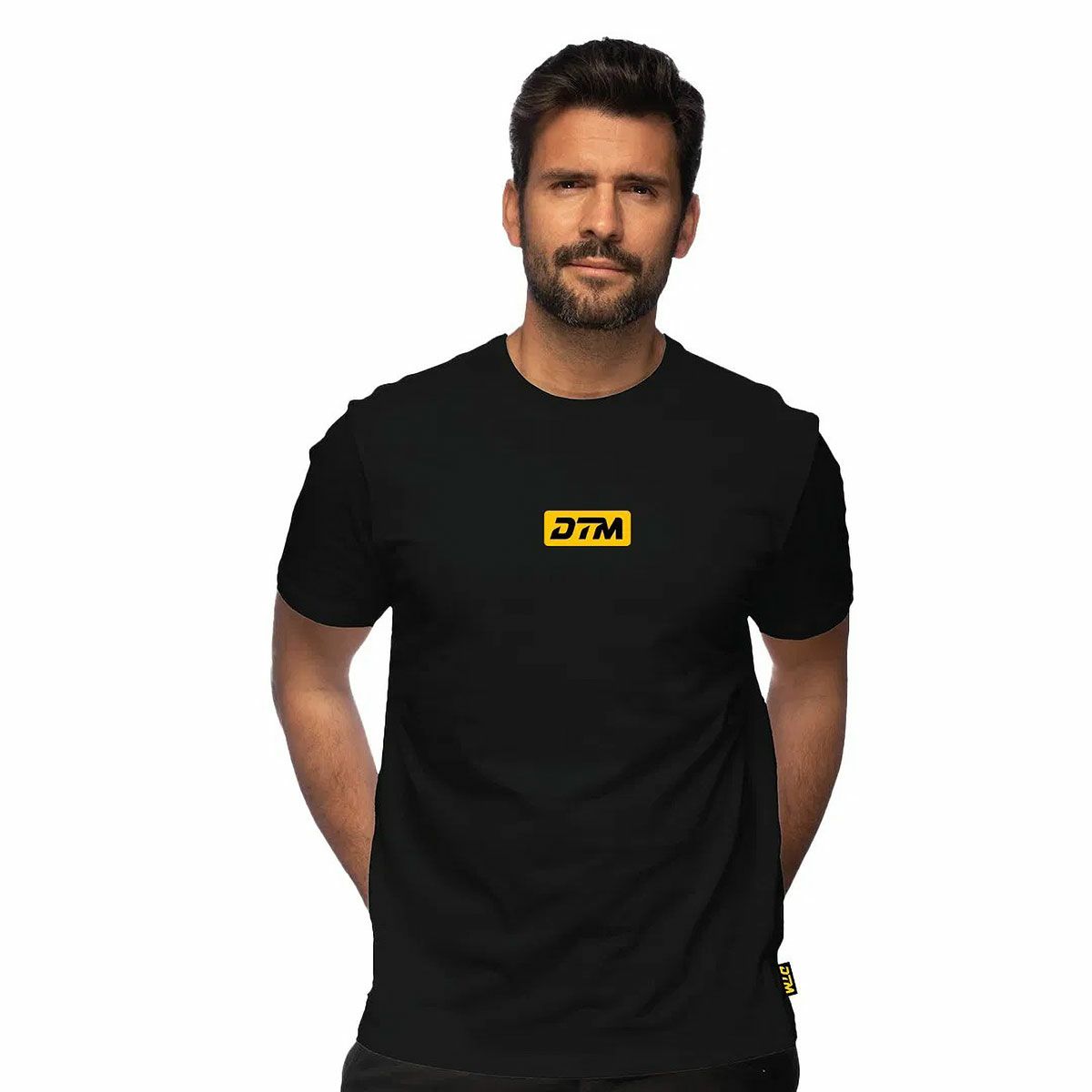 DTM｜DTM 2026 ツアー Tシャツ｜ウェア｜ブラック｜モデル着用