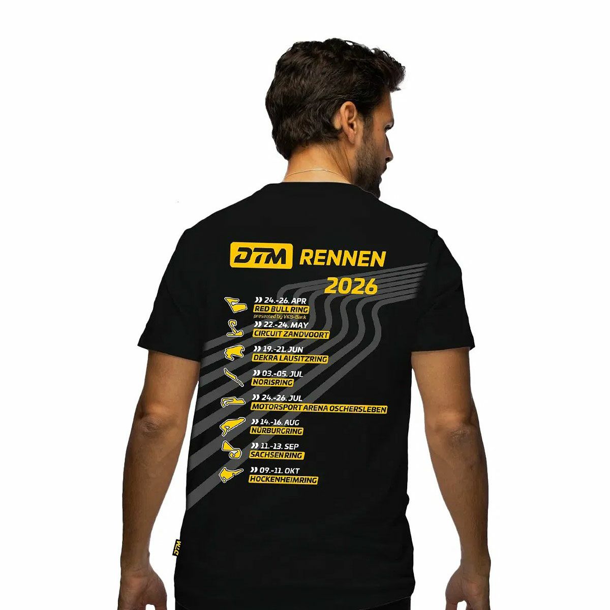 DTM｜DTM 2026 ツアー Tシャツ｜ウェア｜ブラック｜モデル着用