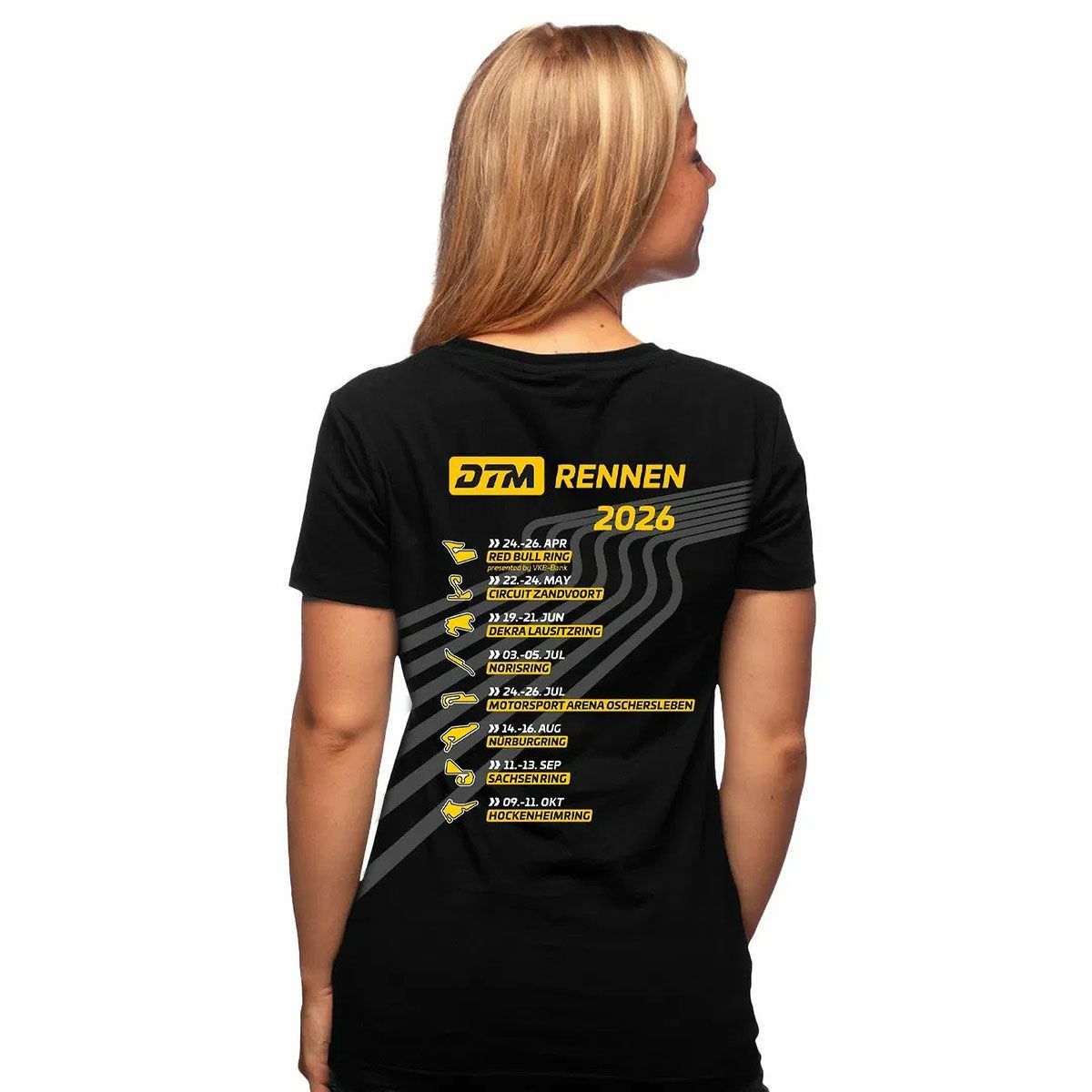 DTM｜DTM 2026 ツアー Tシャツ｜ウェア｜ブラック｜モデル着用
