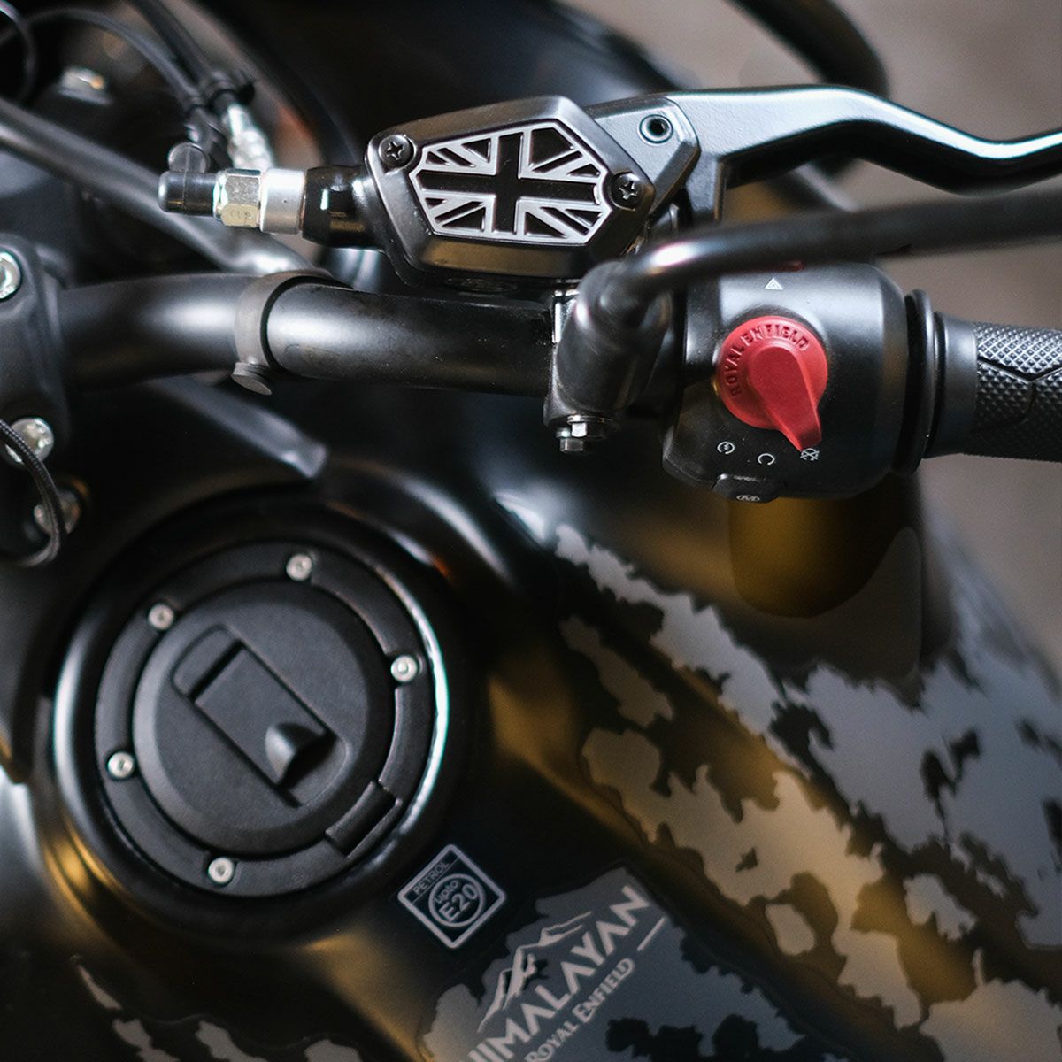 Trip Machine｜ブレーキオイル リザーバーキャップ for ヒマラヤン ＆ ゲリラ450｜雑貨｜ブラック×シルバー｜使用イメージ