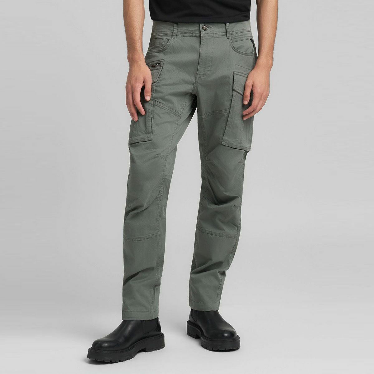 REPLAY｜ジョー カーゴ トラウザー｜パンツ｜アビエーターグリーン｜モデル着用