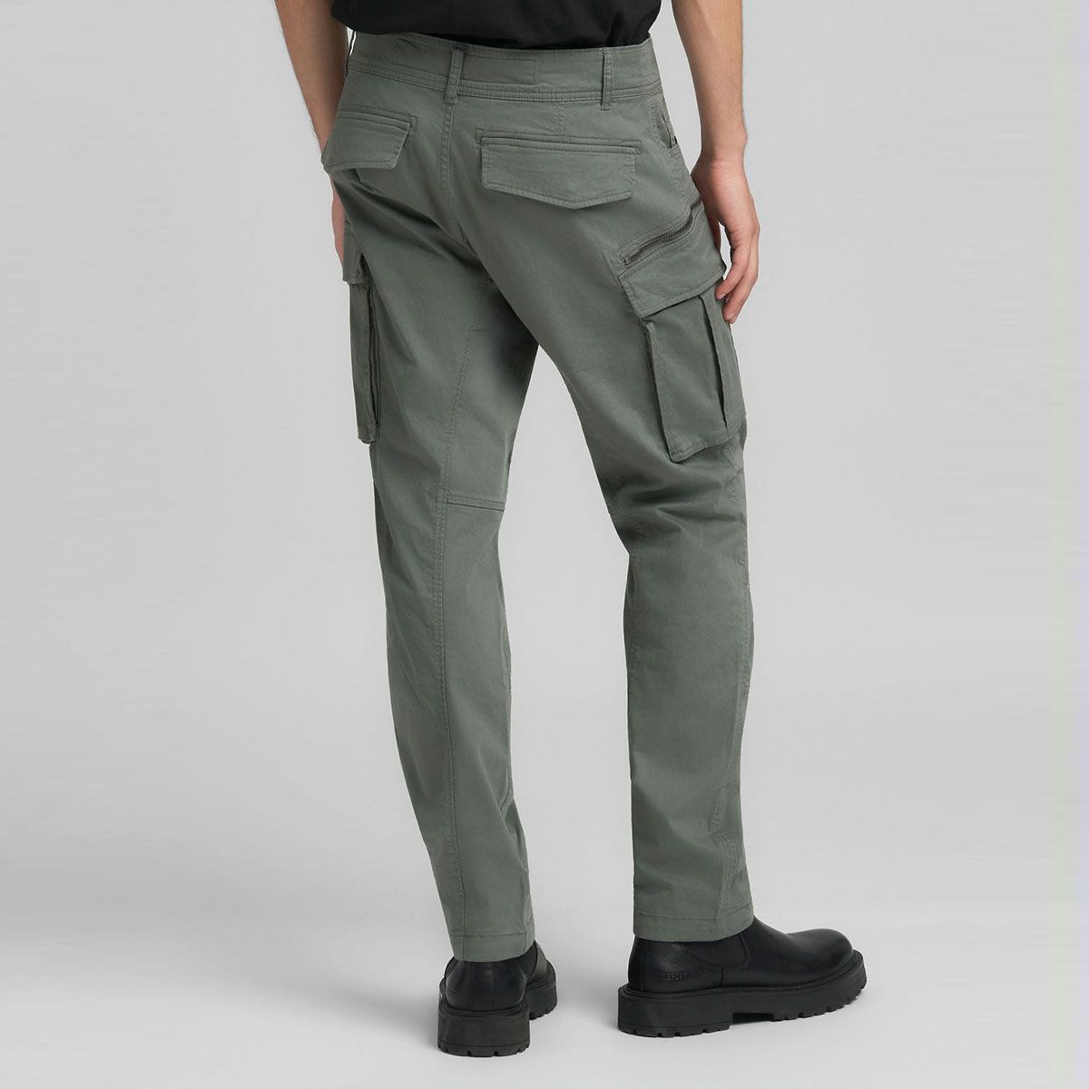 REPLAY｜ジョー カーゴ トラウザー｜パンツ｜アビエーターグリーン｜モデル着用