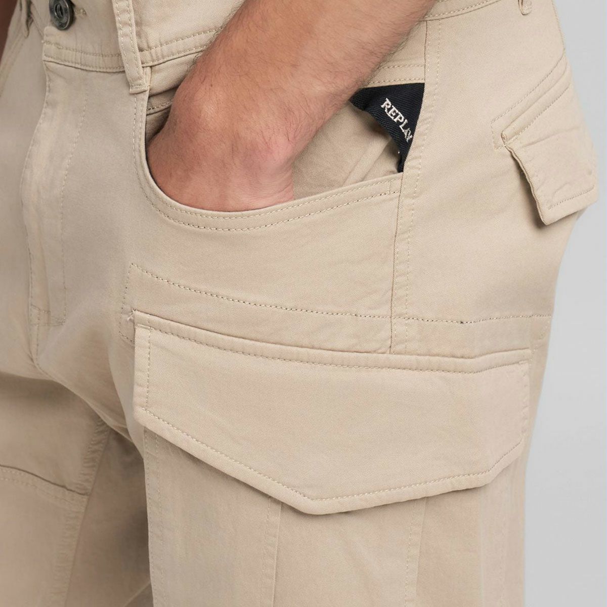 REPLAY｜ジョー カーゴ トラウザー｜パンツ｜デザート｜モデル着用