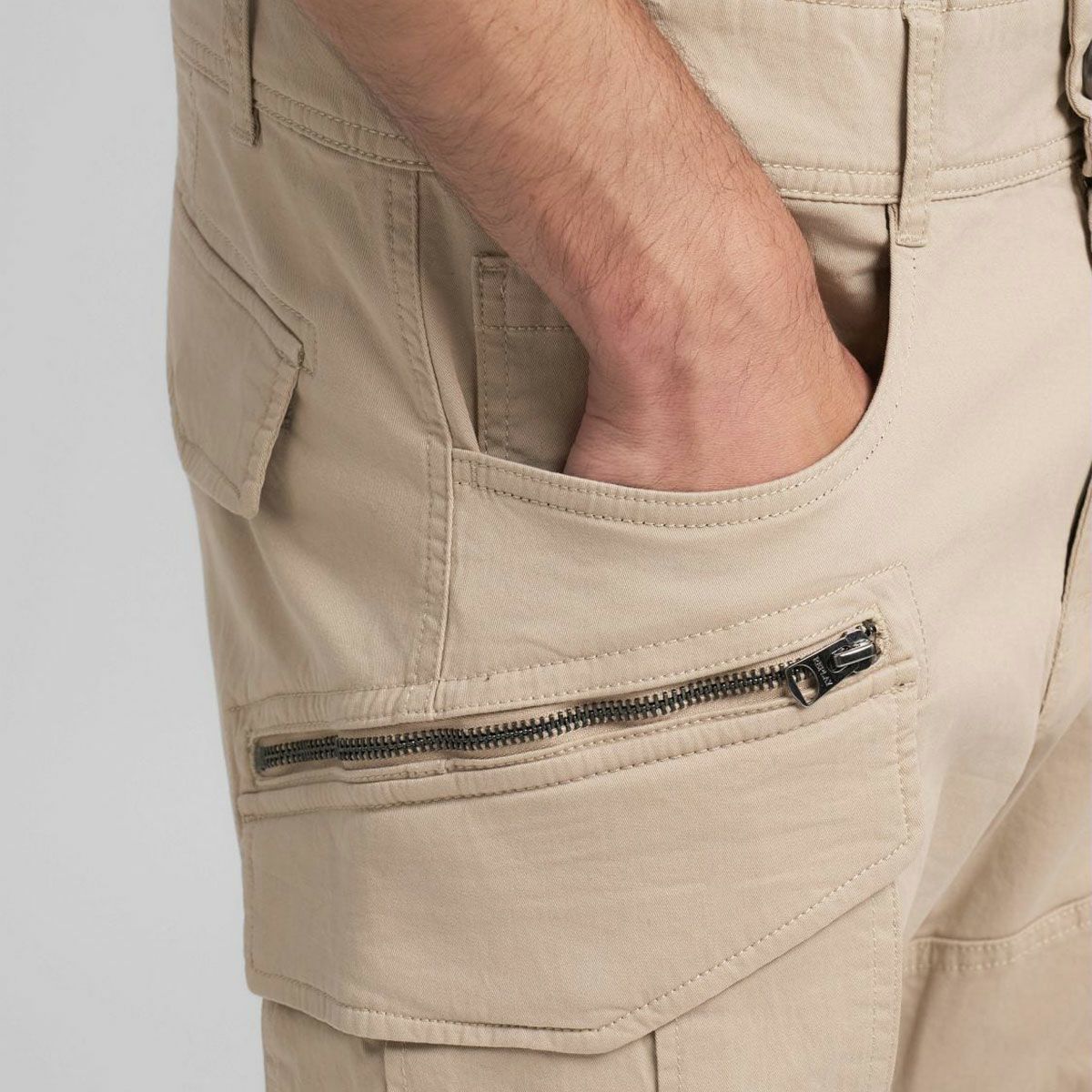 REPLAY｜ジョー カーゴ トラウザー｜パンツ｜デザート｜モデル着用