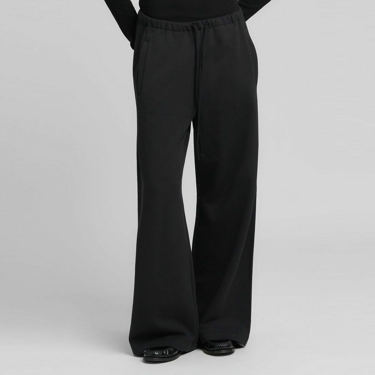REPLAY｜ワイドレッグ スポーツ トラウザー｜パンツ｜ブラック｜モデル着用