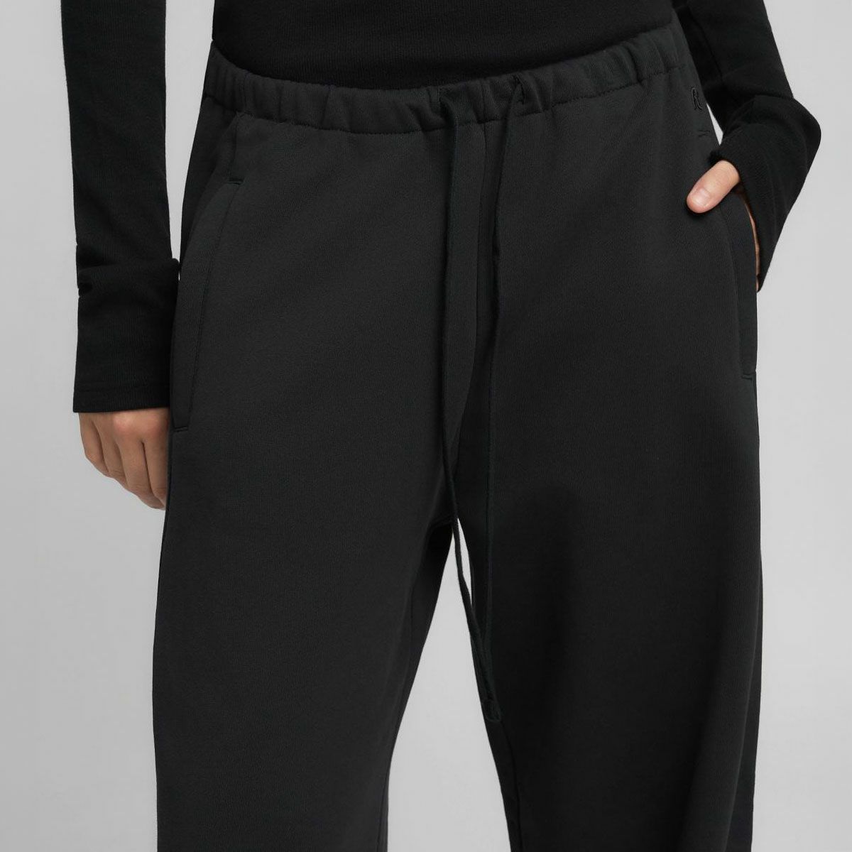 REPLAY｜ワイドレッグ スポーツ トラウザー｜パンツ｜ブラック｜モデル着用