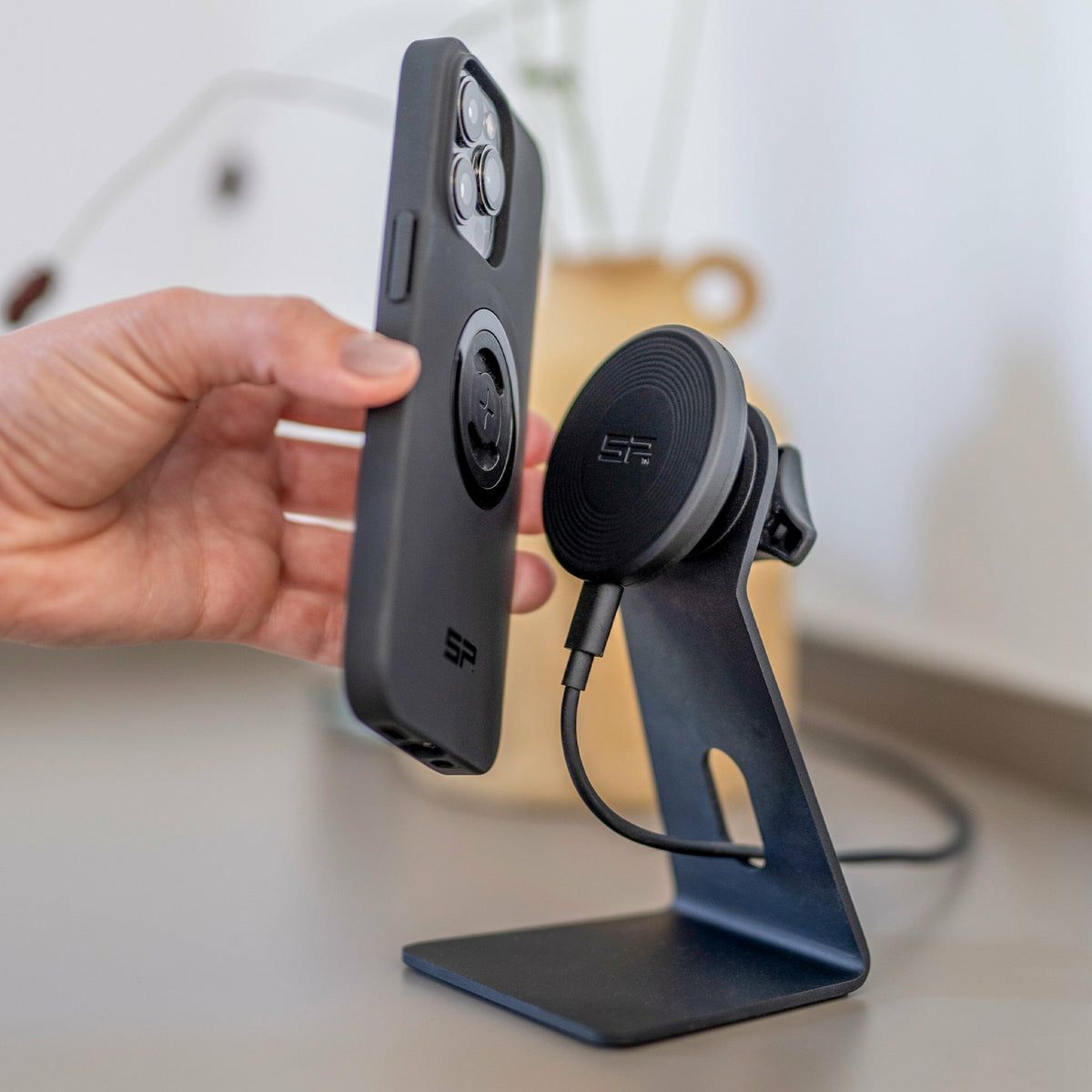 SP CONNECT｜Google PIXEL 10/10 PRO/10 PRO XL スマートフォンケース｜雑貨｜ブラック｜使用イメージ