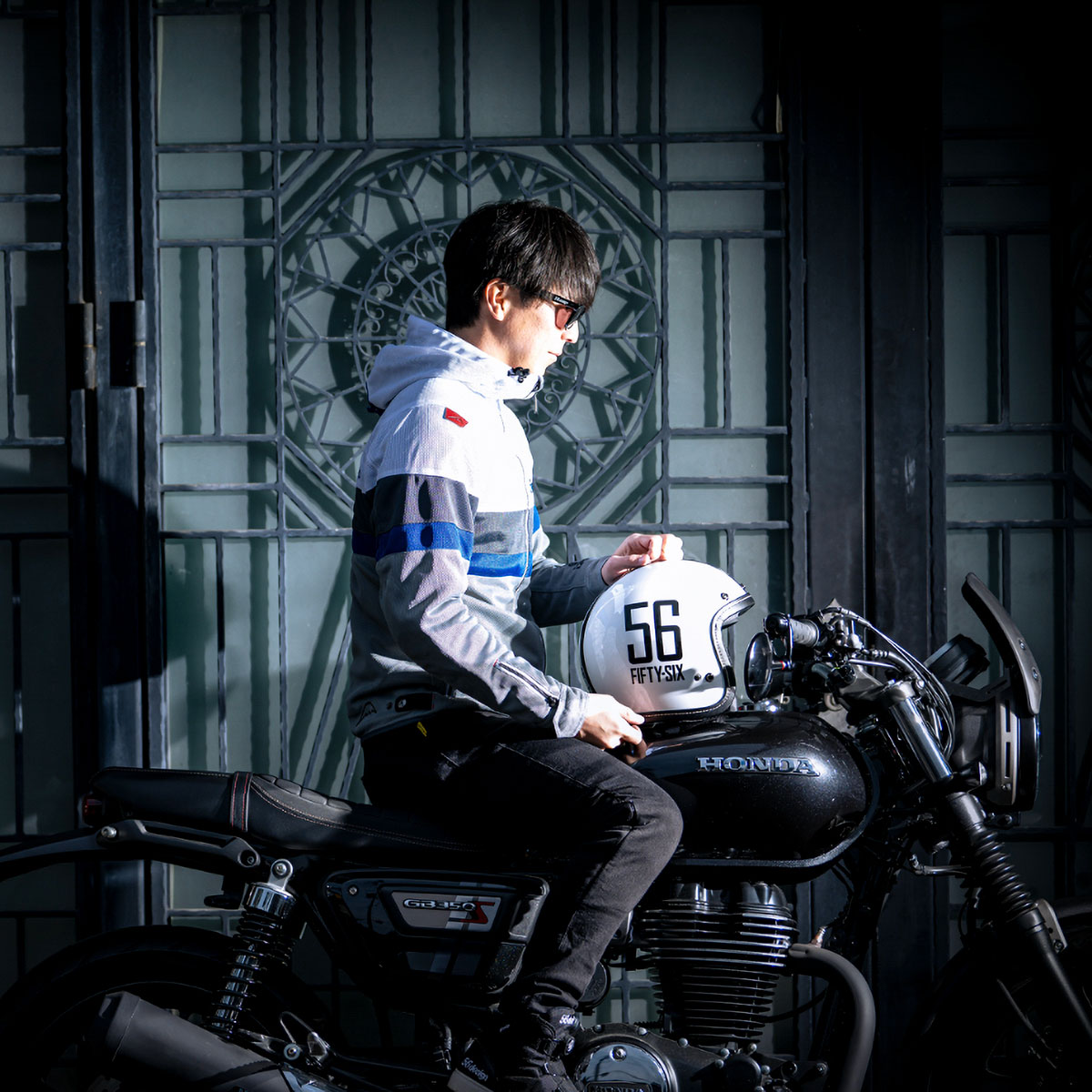 56design｜レトロ ボーダー メッシュ パーカー｜アウター｜ホワイト×レッド｜モデル着用