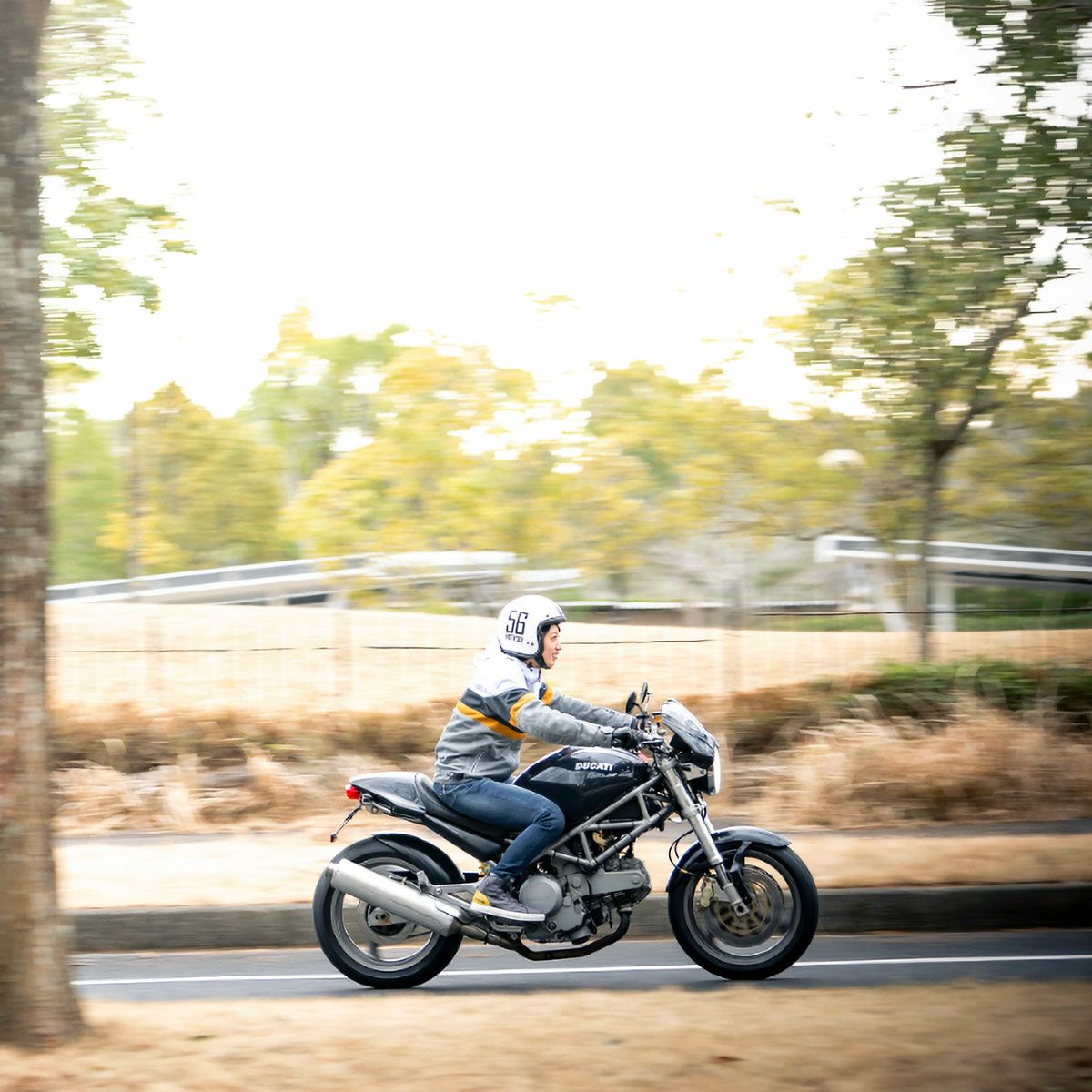 56design｜レトロ ボーダー メッシュ パーカー｜アウター｜ホワイト×イエロー｜モデル着用