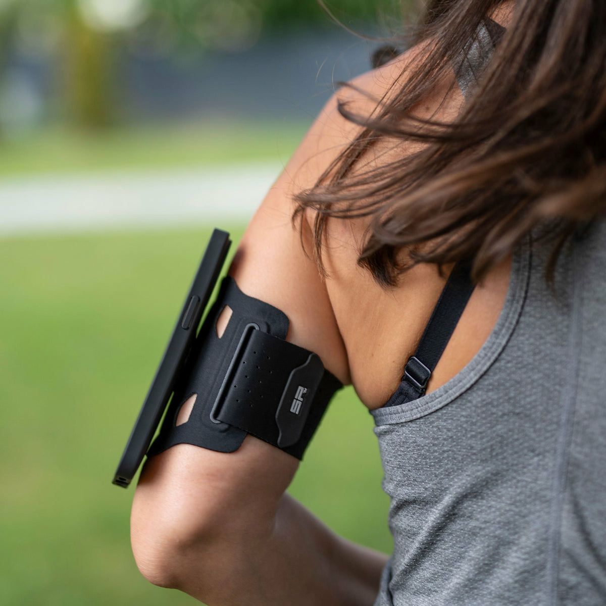 SP Connect｜IPHONE 16 / 16 PRO スマートフォンケース｜雑貨｜ブラック｜使用イメージ